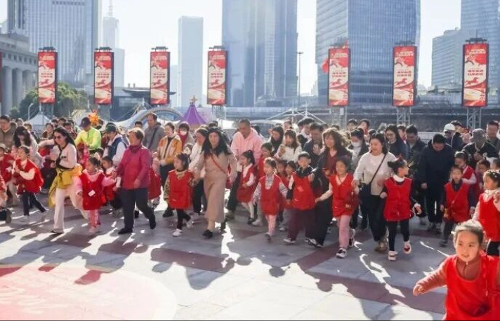 萌趣登高、福气加倍！东方明珠塔携手小荧星解锁马年亲子祈福新玩法